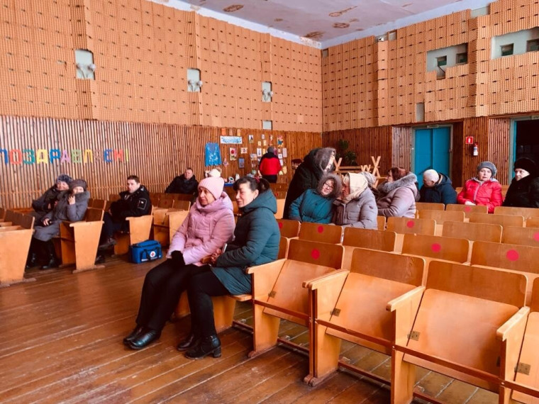 Встреча главы администрации Пинеровского МО с жителями с.Алмазово.